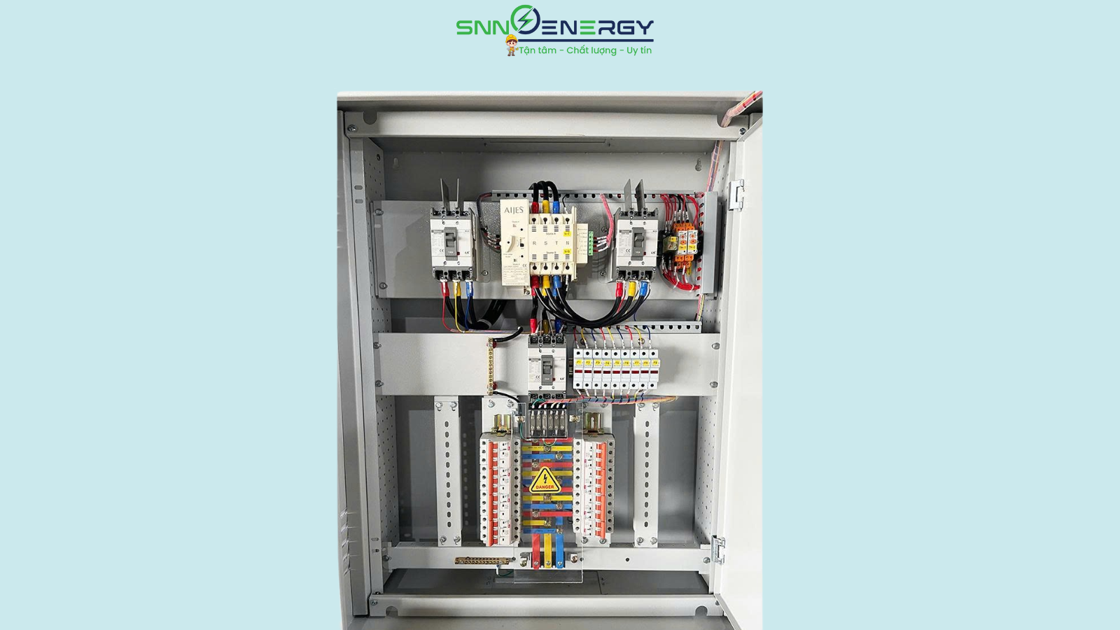 Đây là tủ điện ATS (Automatic Transfer Switch) dạng đứng